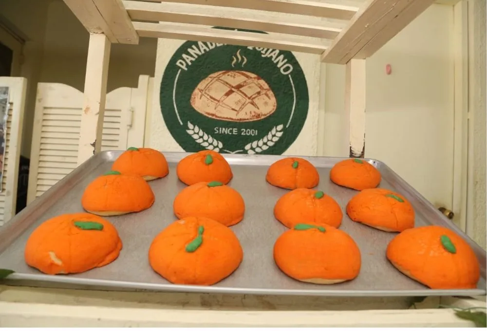 Descubre qué son las calabaconchas, cómo se preparan y por qué este pan mexicano con forma de calabaza conquista la temporada de Halloween. ¿Ya las probaste?