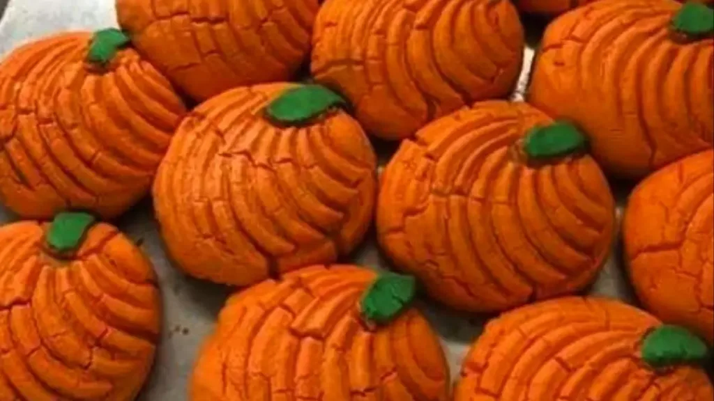 Descubre qué son las calabaconchas, cómo se preparan y por qué este pan mexicano con forma de calabaza conquista la temporada de Halloween. ¿Ya las probaste?