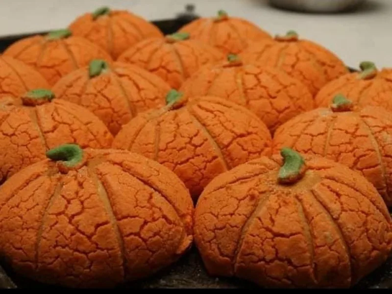 Descubre qué son las calabaconchas, cómo se preparan y por qué este pan mexicano con forma de calabaza conquista la temporada de Halloween. ¿Ya las probaste?