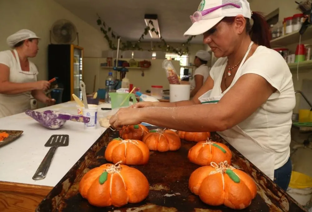 Descubre qué son las calabaconchas, cómo se preparan y por qué este pan mexicano con forma de calabaza conquista la temporada de Halloween. ¿Ya las probaste?