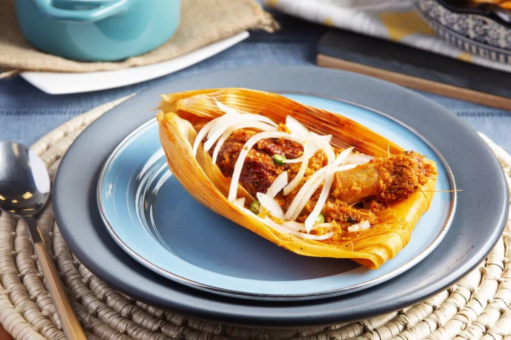 Descubre qué son los tamales barbones, uno de los platillos más tradicionales de la costa de Sinaloa. Conoce su origen, por qué reciben ese peculiar nombre, cómo se preparan y dónde probar esta joya de la gastronomía sinaloense.