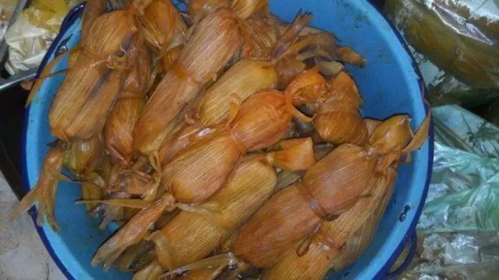 Descubre qué son los tamales barbones, uno de los platillos más tradicionales de la costa de Sinaloa. Conoce su origen, por qué reciben ese peculiar nombre, cómo se preparan y dónde probar esta joya de la gastronomía sinaloense.