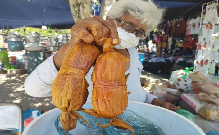 Descubre qué son los tamales barbones, uno de los platillos más tradicionales de la costa de Sinaloa. Conoce su origen, por qué reciben ese peculiar nombre, cómo se preparan y dónde probar esta joya de la gastronomía sinaloense.