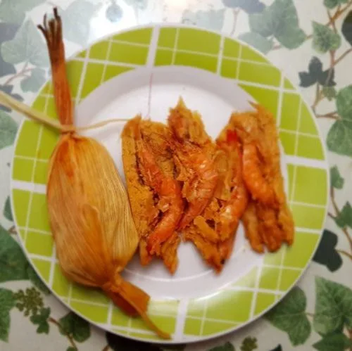 Descubre qué son los tamales barbones, uno de los platillos más tradicionales de la costa de Sinaloa. Conoce su origen, por qué reciben ese peculiar nombre, cómo se preparan y dónde probar esta joya de la gastronomía sinaloense.