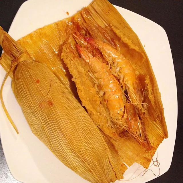 Descubre qué son los tamales barbones, uno de los platillos más tradicionales de la costa de Sinaloa. Conoce su origen, por qué reciben ese peculiar nombre, cómo se preparan y dónde probar esta joya de la gastronomía sinaloense.
