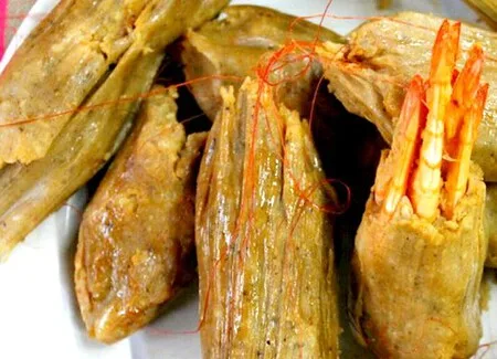 Descubre qué son los tamales barbones, uno de los platillos más tradicionales de la costa de Sinaloa. Conoce su origen, por qué reciben ese peculiar nombre, cómo se preparan y dónde probar esta joya de la gastronomía sinaloense.
