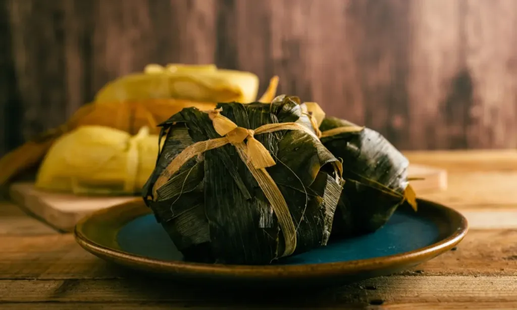 Descubre qué son los tamales de ceniza, cómo se preparan, su historia prehispánica y los estados de México donde puedes encontrarlos.