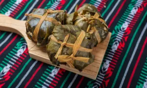 Descubre qué son los tamales de ceniza, cómo se preparan, su historia prehispánica y los estados de México donde puedes encontrarlos.