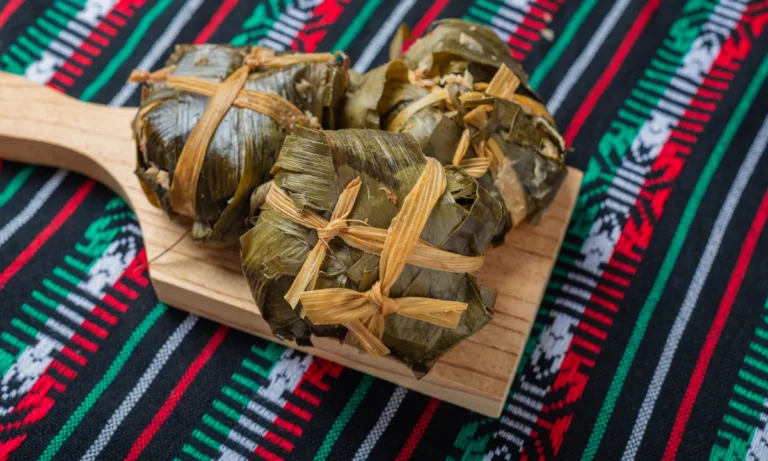 Descubre qué son los tamales de ceniza, cómo se preparan, su historia prehispánica y los estados de México donde puedes encontrarlos.