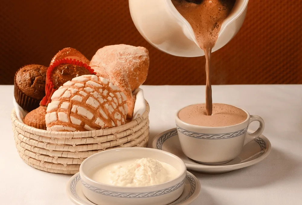 El Cardenal. ¿Cuál es el mejor chocolate caliente para acompañar el pan de muerto en la CDMX?