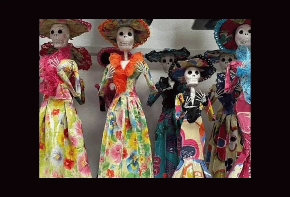 Mercado de Artesanías y Curiosidades San Juan. Catrinas y adornos para Día de muertos.