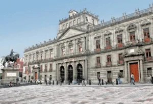 ¿Por qué el Palacio de Minería se está hundiendo en la CDMX y cómo la ingeniería logró salvarlo?