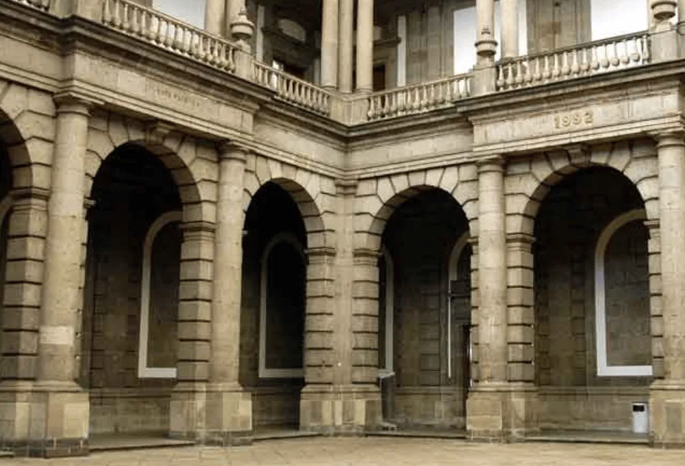 Palacio de Minería se está hundiendo en la CDMX