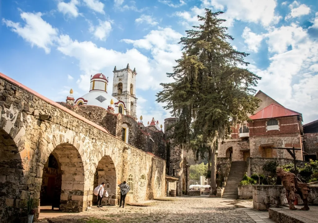 Hacienda de Santa María Regla. ¿Cuáles son los Pueblos Mágicos con neblina en México ideales para visitar en el primer fin de semana de octubre? Huasca de Ocampo, Hidalgo: