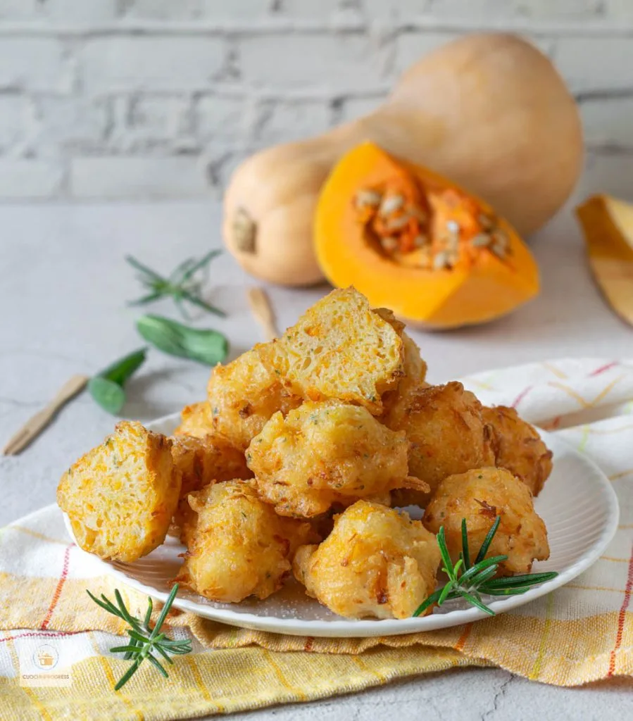 Crujientes por fuera, tiernos por dentro y con el dulzor de uno de los ingredientes favoritos de la temporada. Estos buñuelos tienen raíces en la tradición valenciana y necesitan muy pocos ingredientes para convertirse en un antojo perfecto para las tardes de otoño.