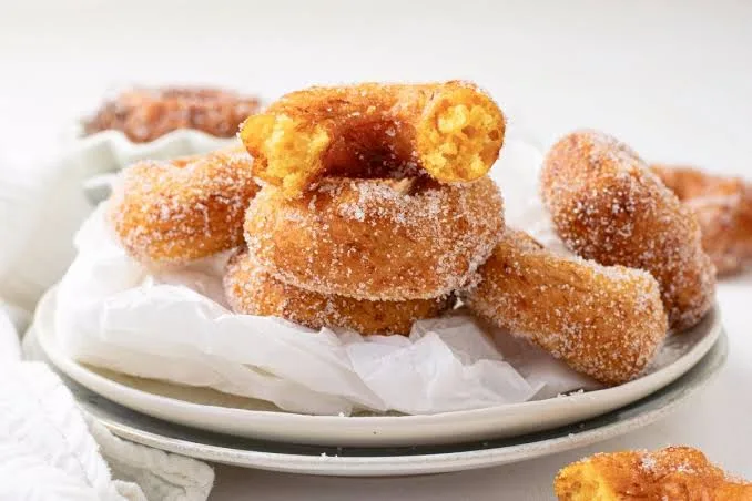 Crujientes por fuera, tiernos por dentro y con el dulzor de uno de los ingredientes favoritos de la temporada. Estos buñuelos tienen raíces en la tradición valenciana y necesitan muy pocos ingredientes para convertirse en un antojo perfecto para las tardes de otoño.