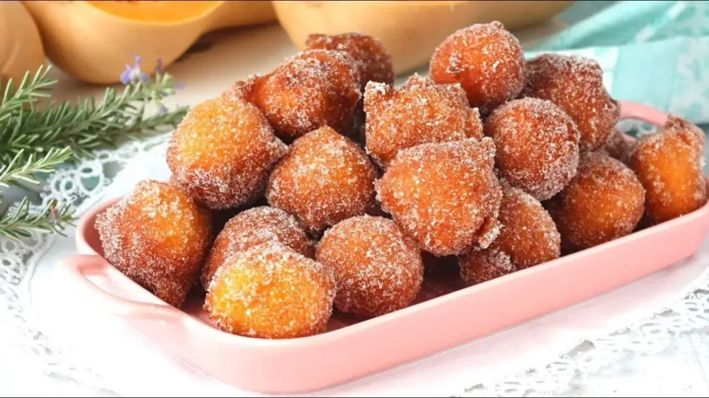 Crujientes por fuera, tiernos por dentro y con el dulzor de uno de los ingredientes favoritos de la temporada. Estos buñuelos tienen raíces en la tradición valenciana y necesitan muy pocos ingredientes para convertirse en un antojo perfecto para las tardes de otoño.